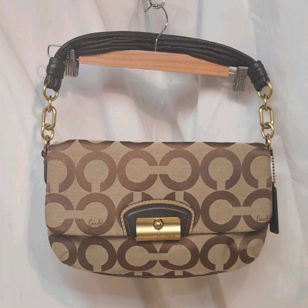 COACH signature brown/tan shoulderbag needscleanin